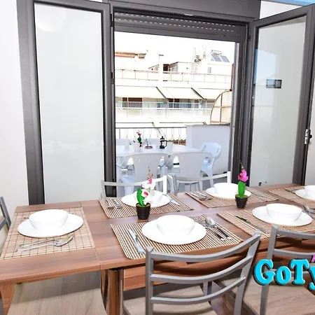 Sunny Penthouse In Central With Large Balcony *