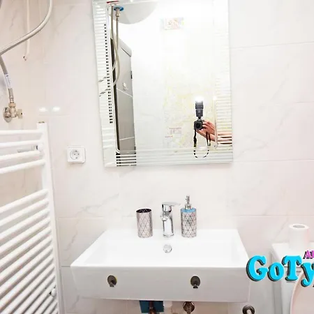Sunny Penthouse In Central With Large Balcony *